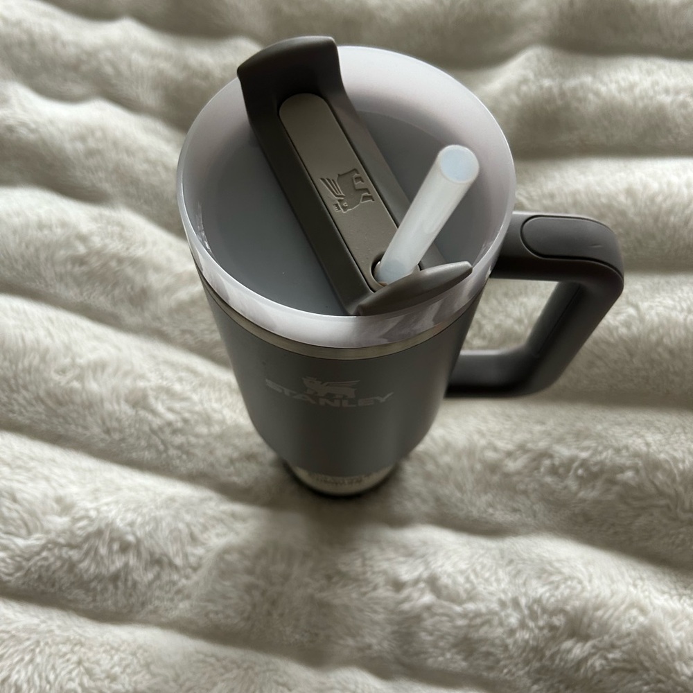 NWT- Stanley Quencher H2.0 Tumbler - Picture 3 of 3